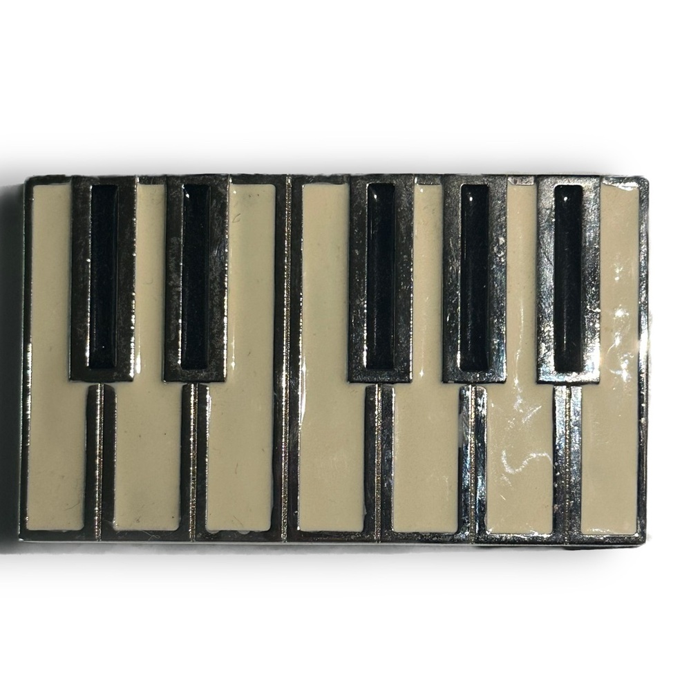 Piano belt buckle